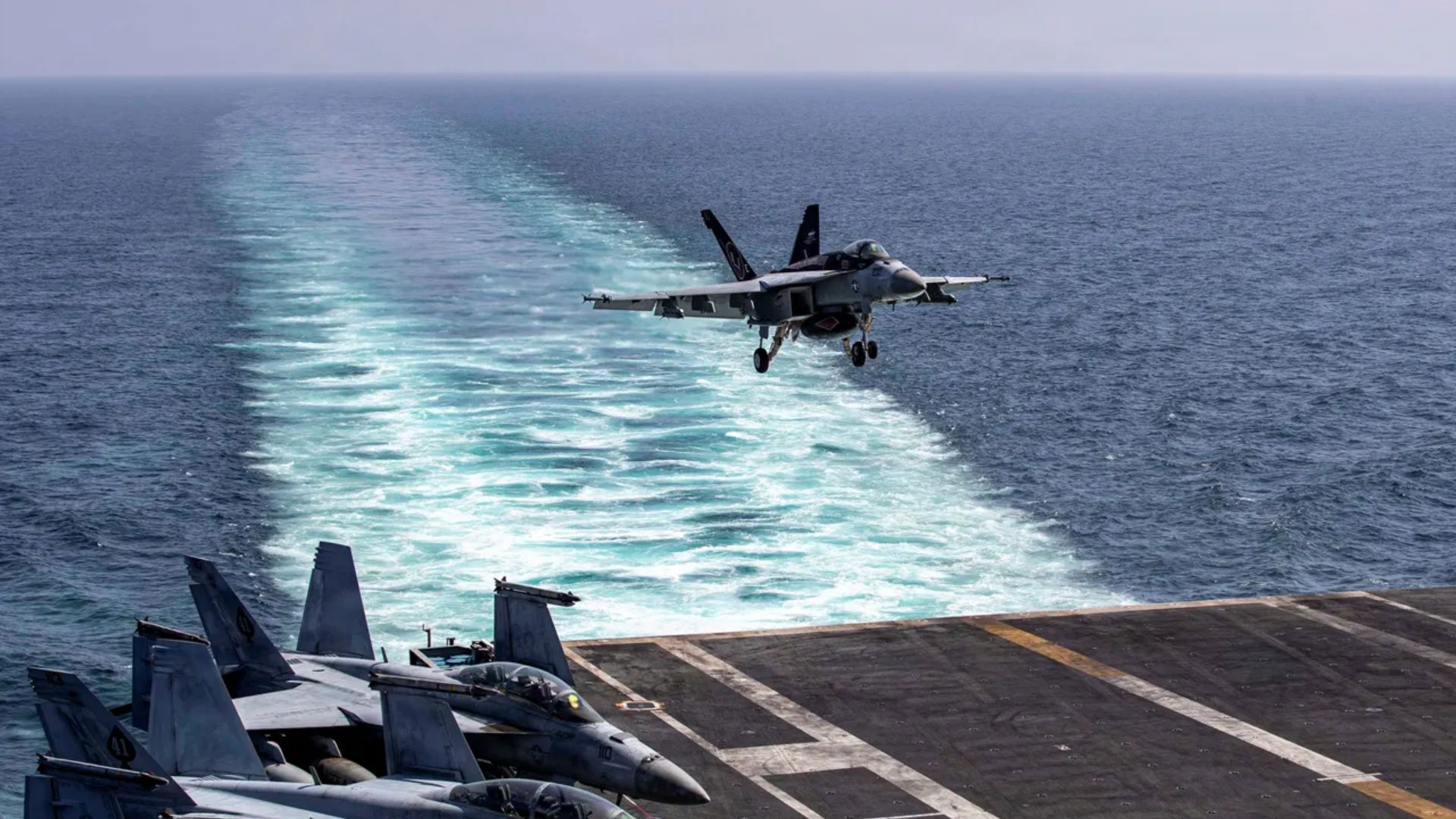 מטוס סופר הורנט אמריקני נוחת על סיפון נושאת המטוסים אברהם לינקולן, בחודש שעבר