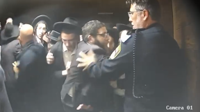 מפגינים חרדים מנסים לפרוץ לביתו של הרב דוד לייבל בבני ברק, אוגוסט 2024