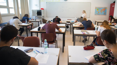 תלמידים בבחינת בגרות