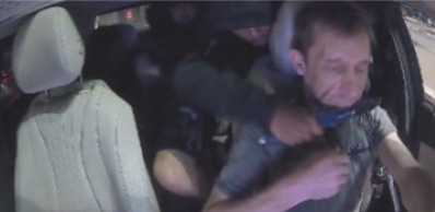 נערים מנסים לשדוד נהג מונית ומצמידים סכין לצווארו