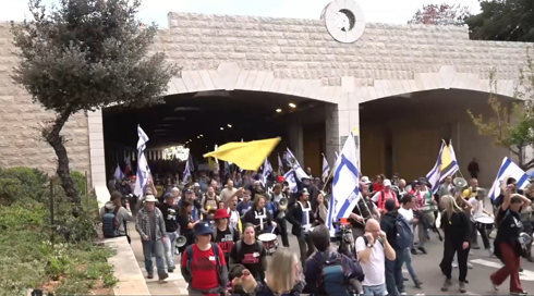 המונים הפגינו נגד הדחת היועמ"שית - ראשי המשק מאיימים בשביתה