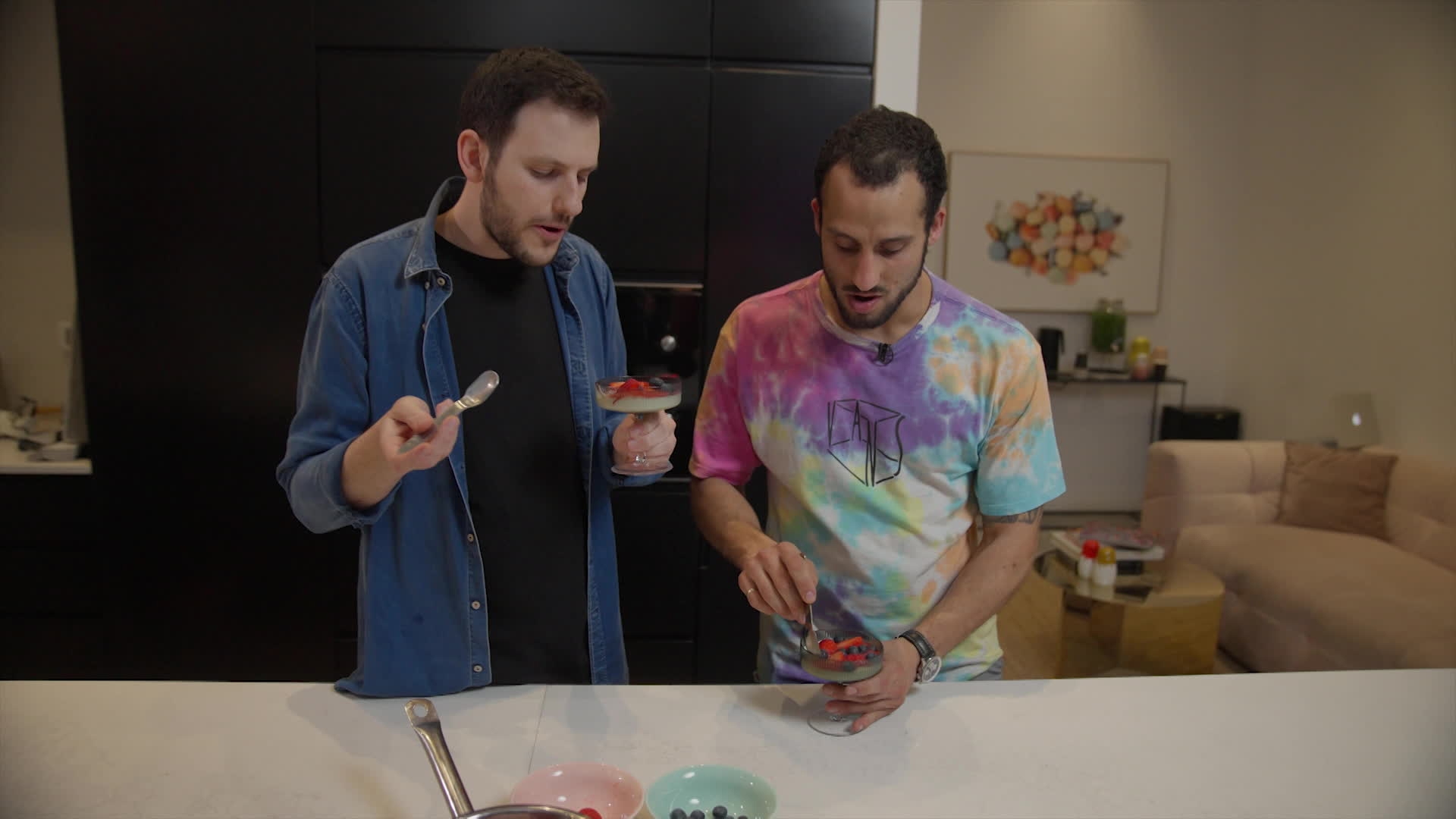 דניאל מוריס ואלון שבו אוכלים פנקוטה