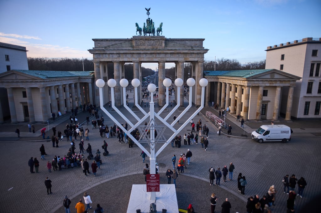 חנוכייה בשער ברנדנבורג בברלין, דצמבר 2025