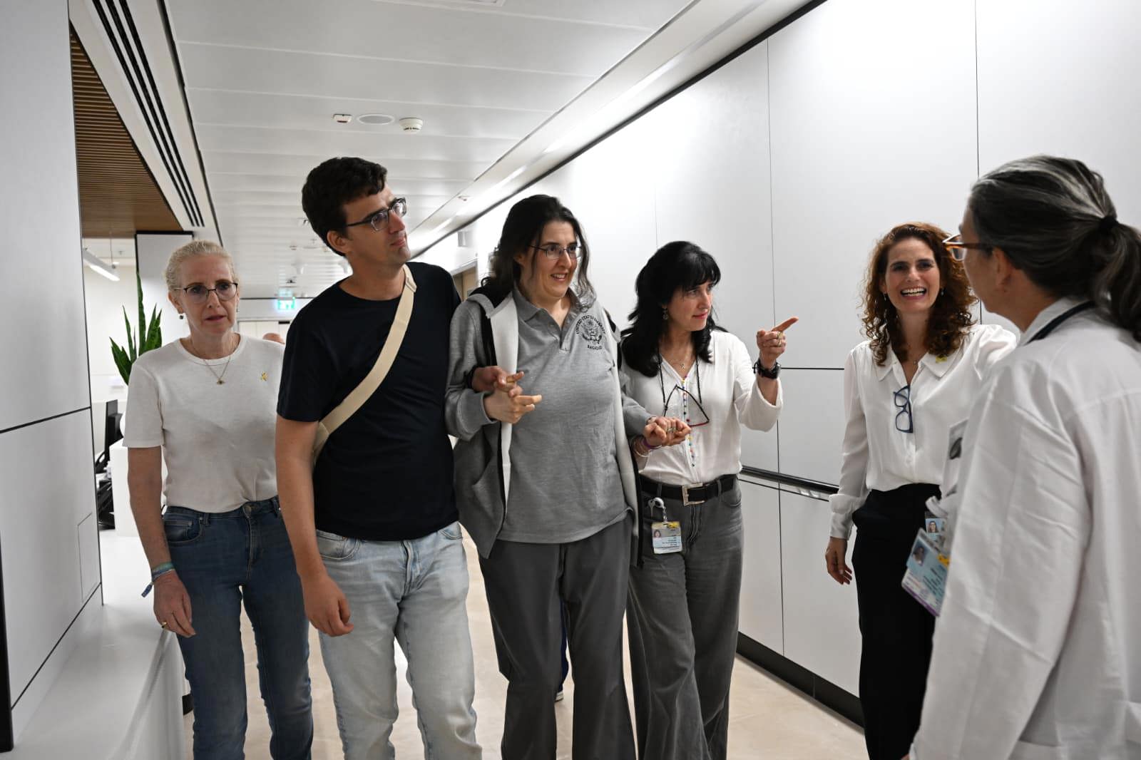 אליזבט צורקוב נפגשת עם משפחתה בבית החולים