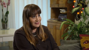 "הברכיים שלי יודעות בת כמה אני": מיקי קם חוגגת 70 | מצחיקונת