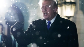 טראמפ בשיחה עם כתבים מחוץ לבית הלבן