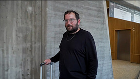 בלשכת רה"מ מרוצים? יונתן אוריך הואשם בהדלפת מסמכים סודיים - אך לא יורחק מלשכת נתניהו