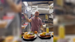 "טעות של 3,500 ש"ח": בעל המסעדה שמראה לישראלים מה זה אומר לנהל עסק.כאן חדשות "טעות של 3,500 ש"ח": בעל המסעדה שמראה לישראלים מה זה אומר לנהל עסק