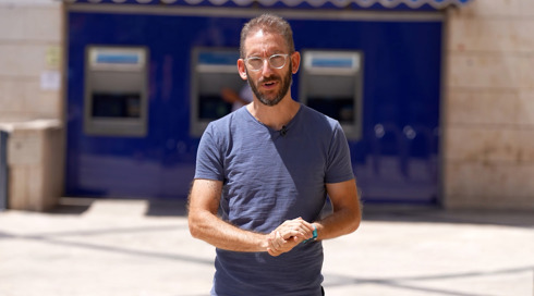 הטור של שאול | אלפי שקלים בשנה על כלום: כך תעצרו את עקיצת "דמי הניהול" של הבנקים