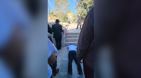 ח"כ צבי סוכות עלה להר הבית והשתטח שם לעיני השוטרים