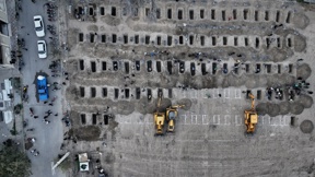 קבורה המונית לקורבנות התקיפה בבית הספר היסודי לבנות במינאב בדרום איראן, 02.03.26