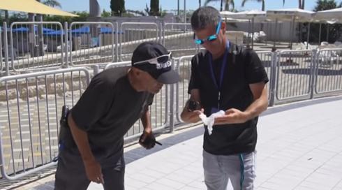 זום אין | בין אלכוהול מוברח לדיווחים על קקי במגלשה: יום בחיי מנהל פארק מים
