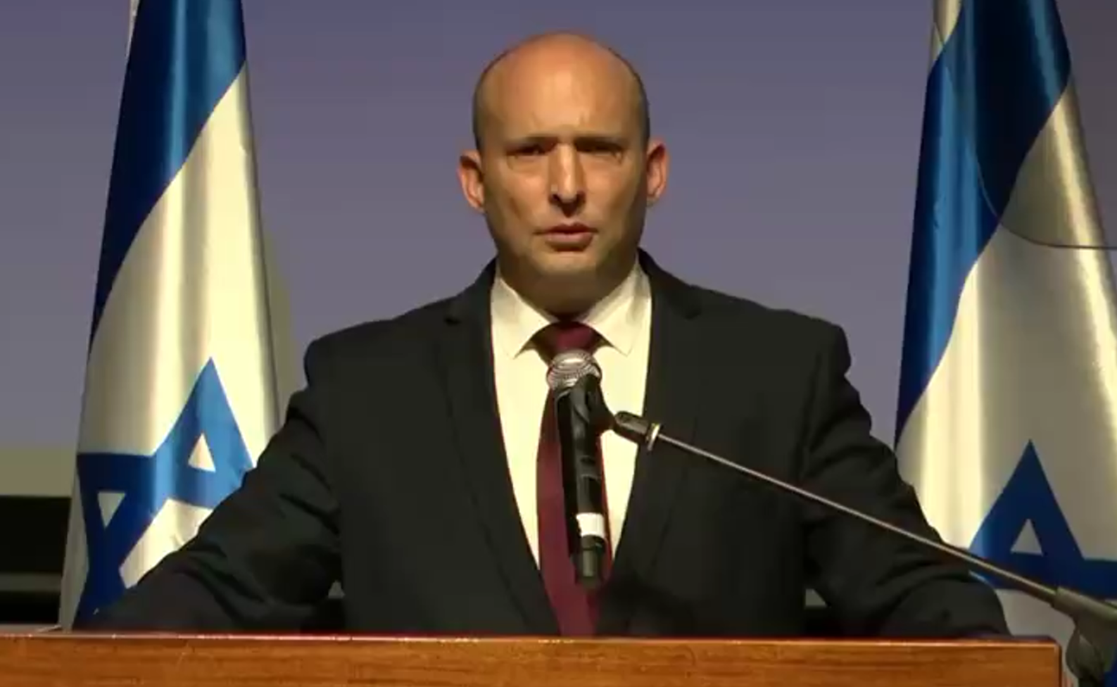 ראש הממשלה לשעבר נפתלי בנט בהצהרה לתקשורת, דצמבר 2025