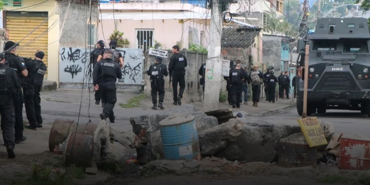 פשיטה על כנופיית פשע בריו דה ז'ניירו