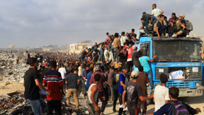 תושבי עזה בתור לקבלת סיוע הומניטרי בצפון הרצועה