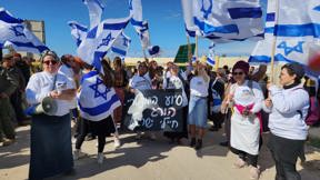 הפגנה מפגינים חוסמים את כרם שלום