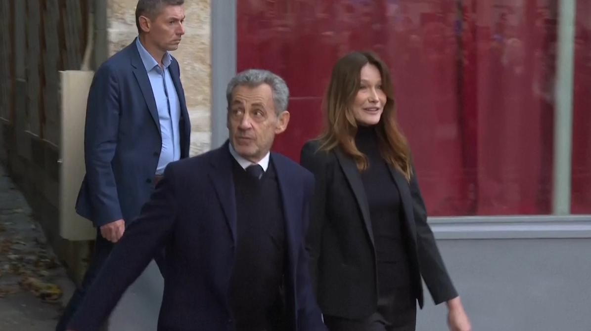 ניקולא סרקוזי וקרלה ברוני בדרך לכלא "לה סנטה"