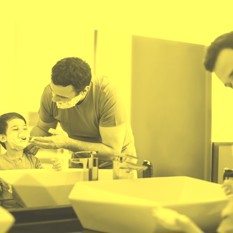 אב ובנו מתגלחים יחדיו
