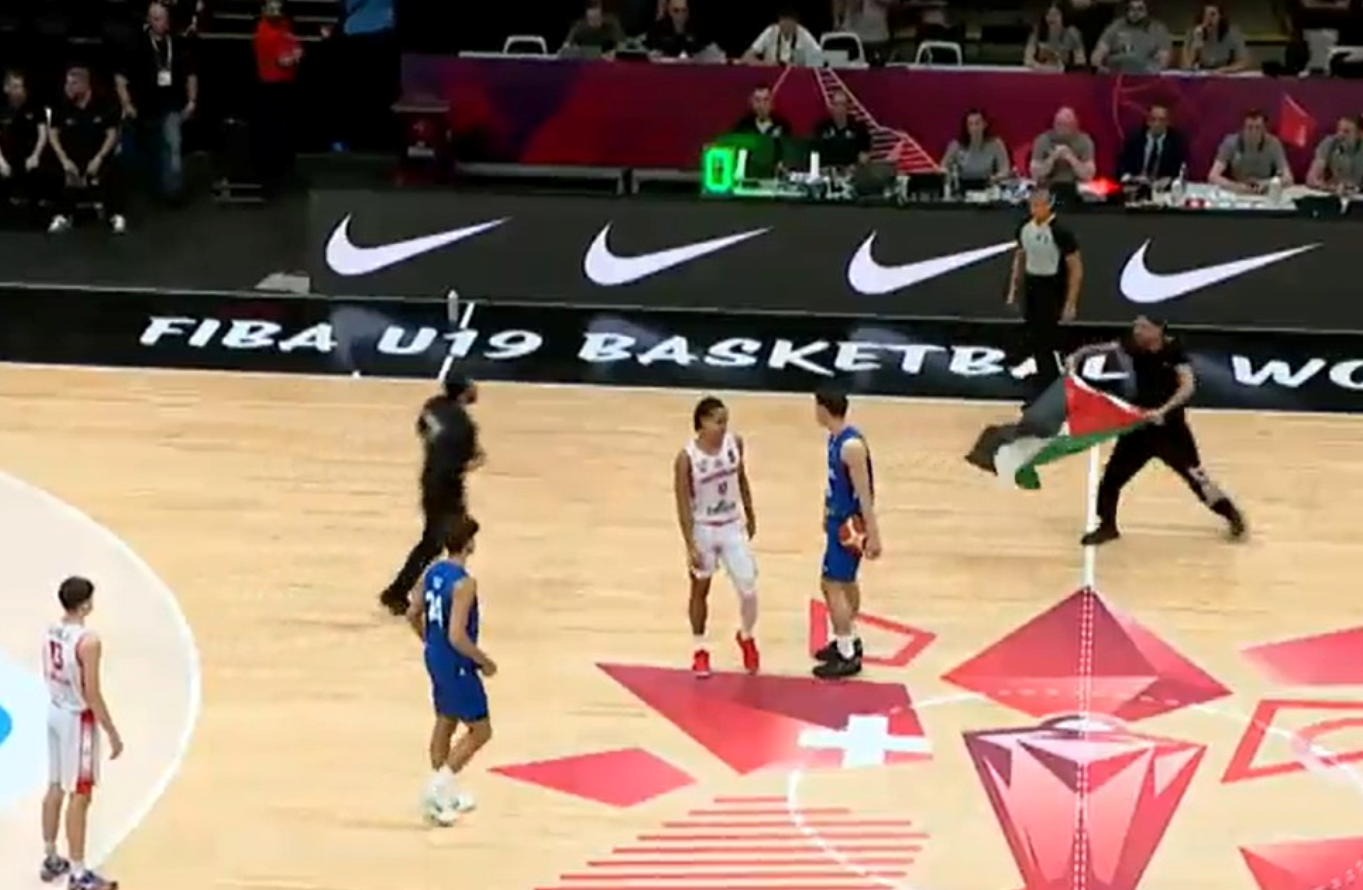 מפגין עם דגל פלסטין במהלך משחק של נבחרת ישראל עד גיל 19 באליפות העולם