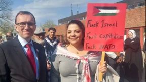 שר החוץ הנורווגי הצלם ליד שלט שמקלל את ישראל ונאטו ואותו אוחזת בת של מחבל