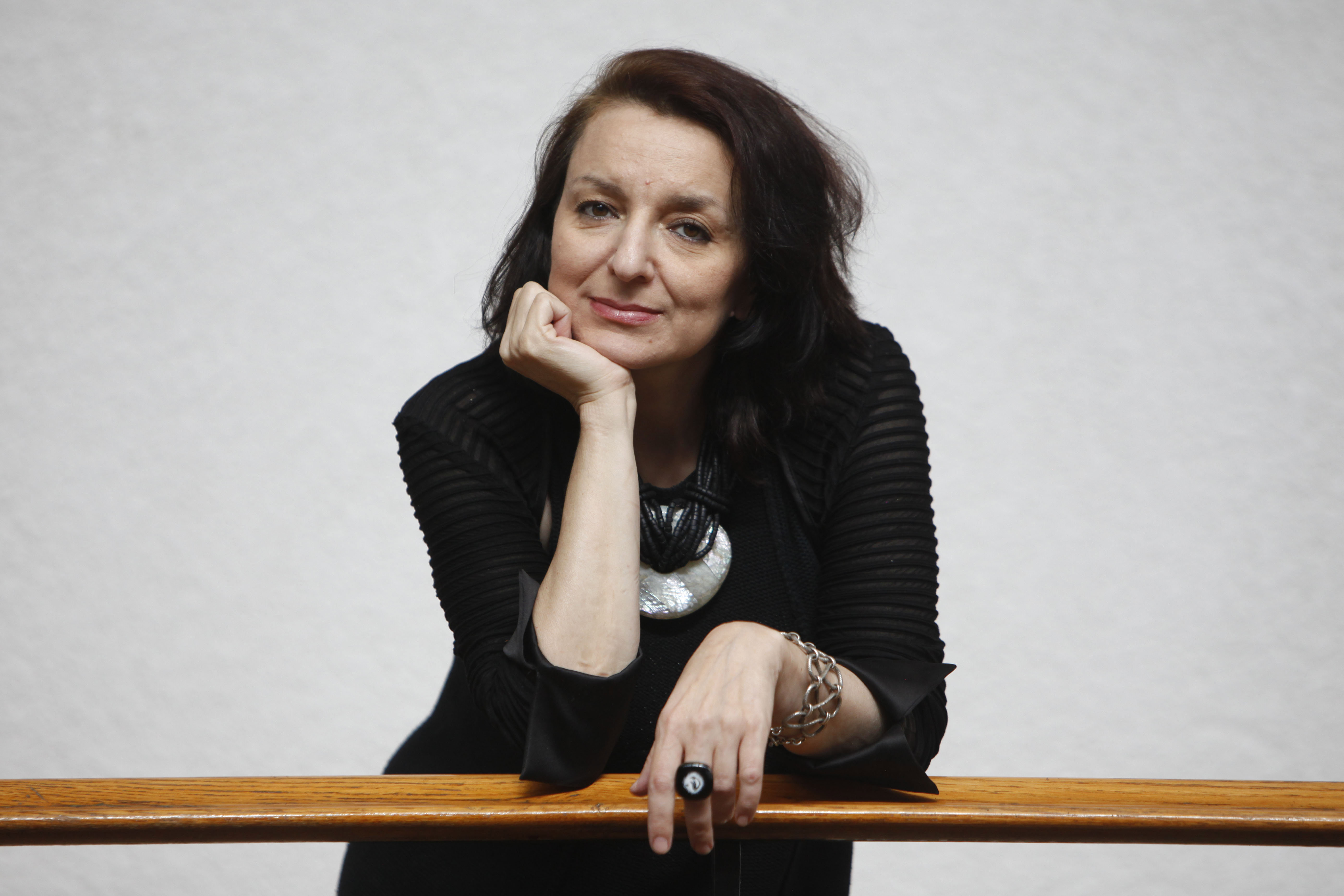 פרופסור אווה אילוז נשענת על מעקה