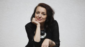 "יצאה להגן עלינו – ואנחנו בגדנו בה", אומר פרופ' יאיר על הזוכה, פרופ' אווה אילוז פרופסור אווה אילוז נשענת על מעקה