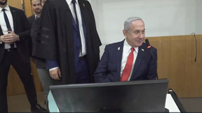 פתקים שעצרו את הדיון וויכוחים בין עורך הדין לתובעת: נתניהו חזר להעיד