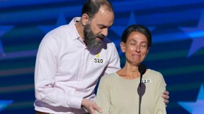הוריו של הרש גולדברג פולין נואמים בוועידה הדמוקרטית