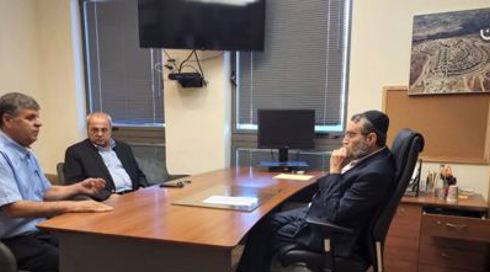 الخامسة في مكان 1682023