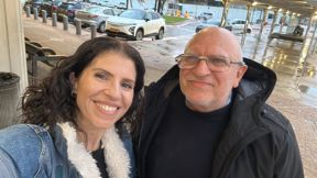 יעקב הררי עם בתו לאחר שהשתחרר מהמאסר בוונצואלה