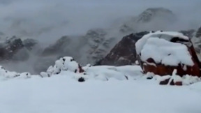 מזג האוויר השתגע: סעודיה כוסתה בלבן - הנהרות באיראן נצבעו באדום 