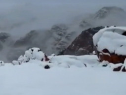 מזג האוויר השתגע: סעודיה כוסתה בלבן - הנהרות באיראן נצבעו באדום 