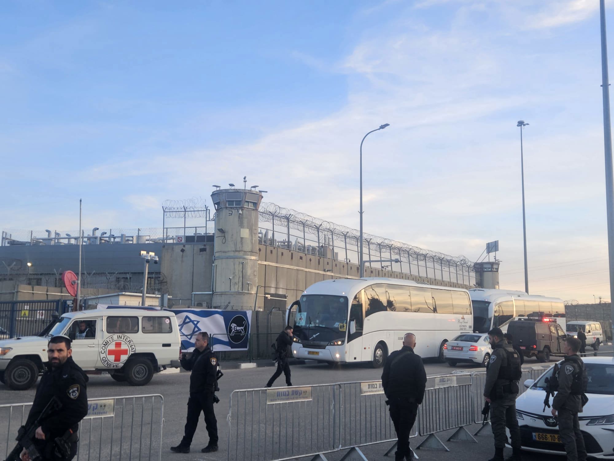 הצלב האדום הגיע לכלא עופר לקראת שחרור המחבלים והאסירים הפלסטינים