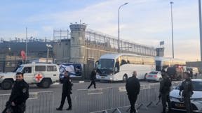 הצלב האדום הגיע לכלא עופר לקראת שחרור המחבלים והאסירים הפלסטינים