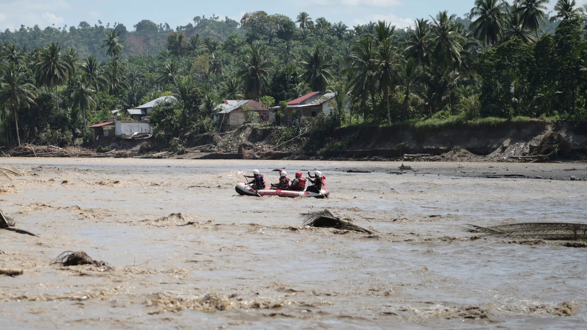 חילוץ תושבים בסירת גומי במחוז אצ'ה שבאינדונזיה, הבוקר