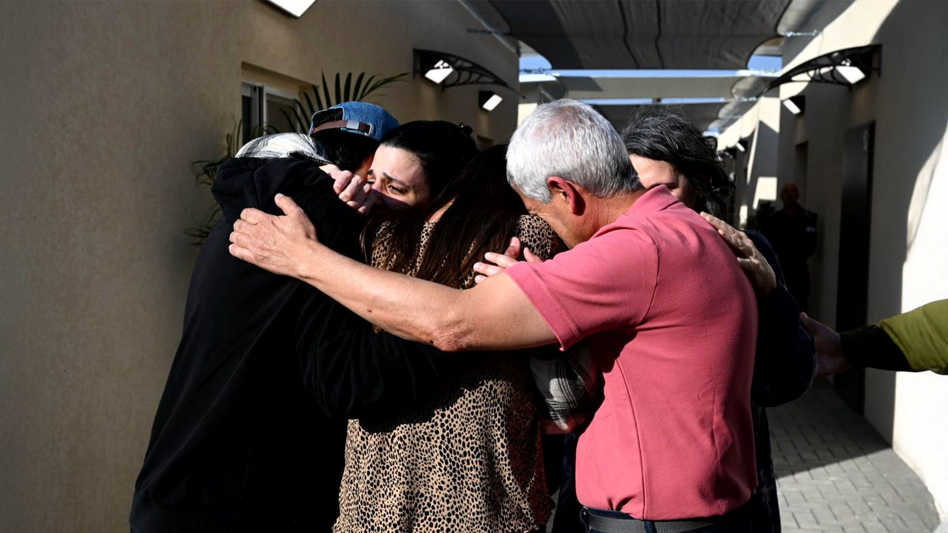 שרדה לבד בשבי יותר משנה: ארבל יהוד סוף סוף זכתה לחבק את משפחתה