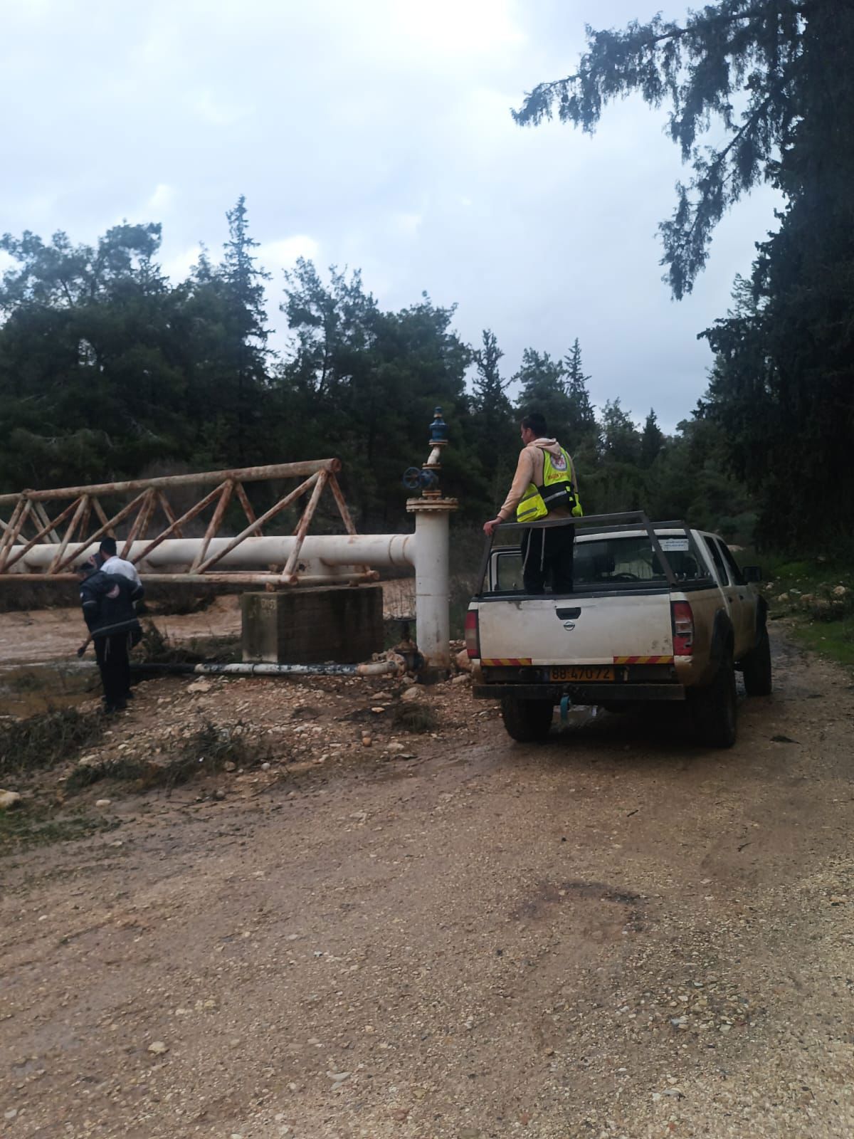 חיפושים אחר נער שנסחף בנחל מודיעין