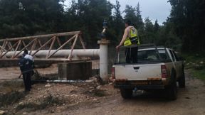 חיפושים אחר נער שנסחף בנחל מודיעין