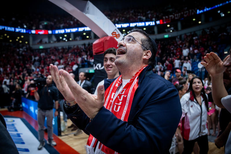 בעלי הפועל תל אביב עופר ינאי במשחק נגד מכבי תל אביב, פברואר 2025