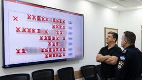 ראשי יחידות להב ויאחב"ל מול תמונות החשודים שנעצרו