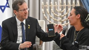 הרצוג במפגש עם משפחות חטופים