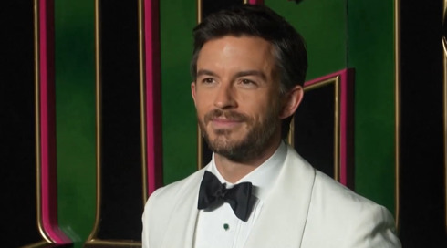 ג'ונתן ביילי הוא הגבר הסקסי בעולם - והגיי המוצהר הראשון שזוכה בתואר