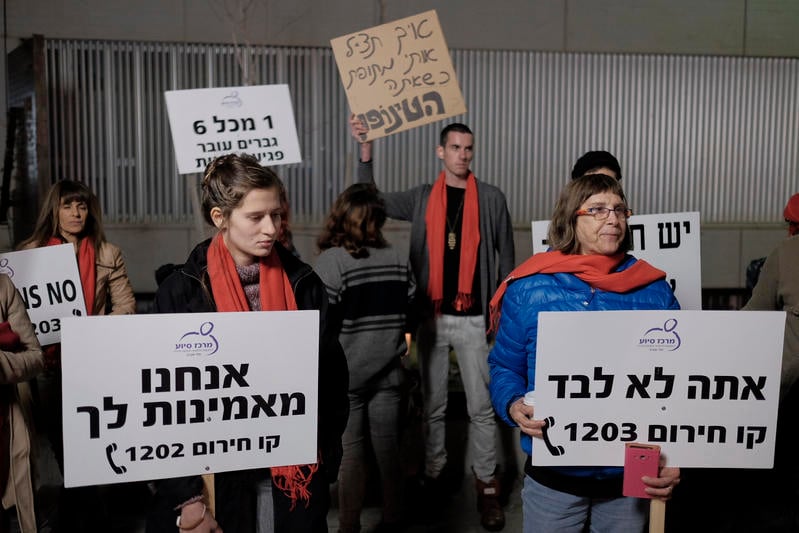 מפגינים מוחים על קלות העונש שנגזר על עבריין מין מורשע