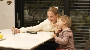 לא בכיתה וגם לא בהפסקה: הטלפונים הניידים יוצאים מבתי הספר היסודיים