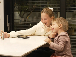 לא בכיתה וגם לא בהפסקה: הטלפונים הניידים יוצאים מבתי הספר היסודיים