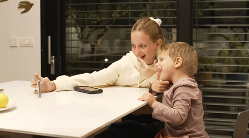 לא בכיתה וגם לא בהפסקה: הטלפונים הניידים יוצאים מבתי הספר היסודיים