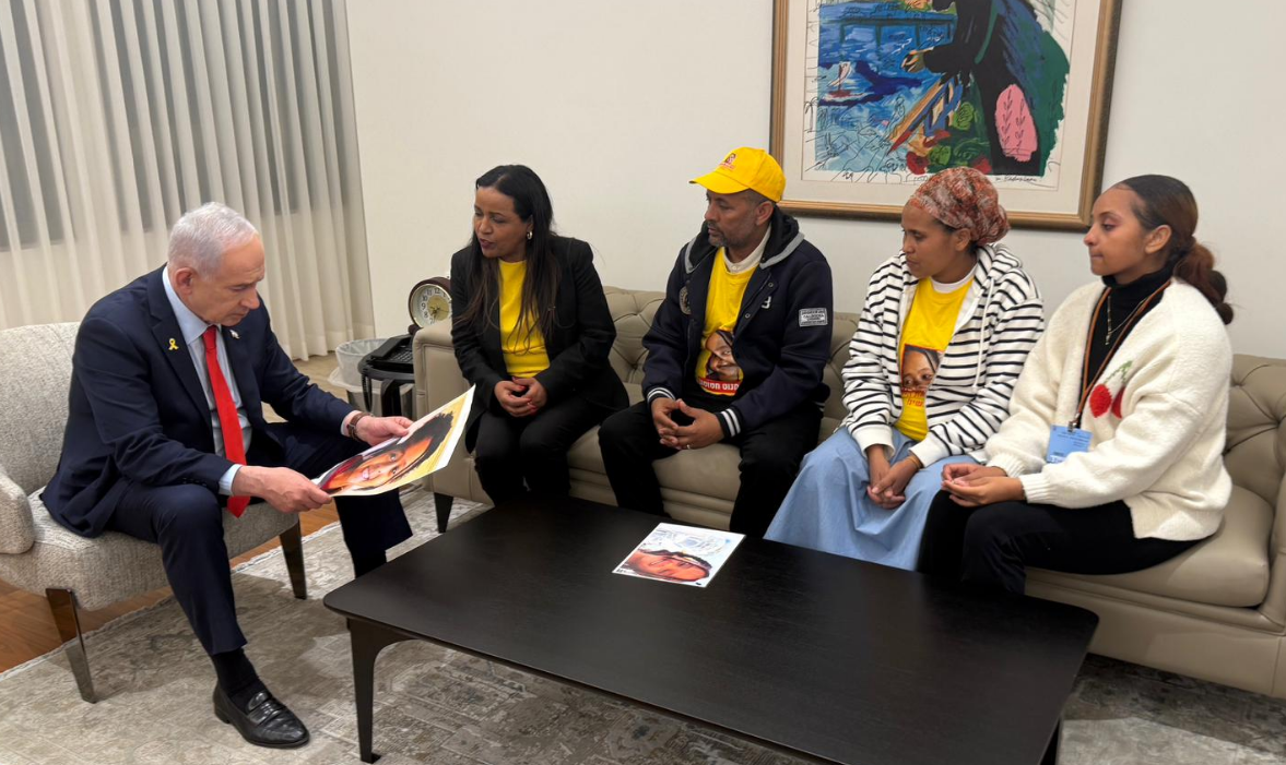 ראש הממשלה בנימין נתניהו עם בני משפחתה של הנעדרת היימנוט קסאו, ינואר 2026