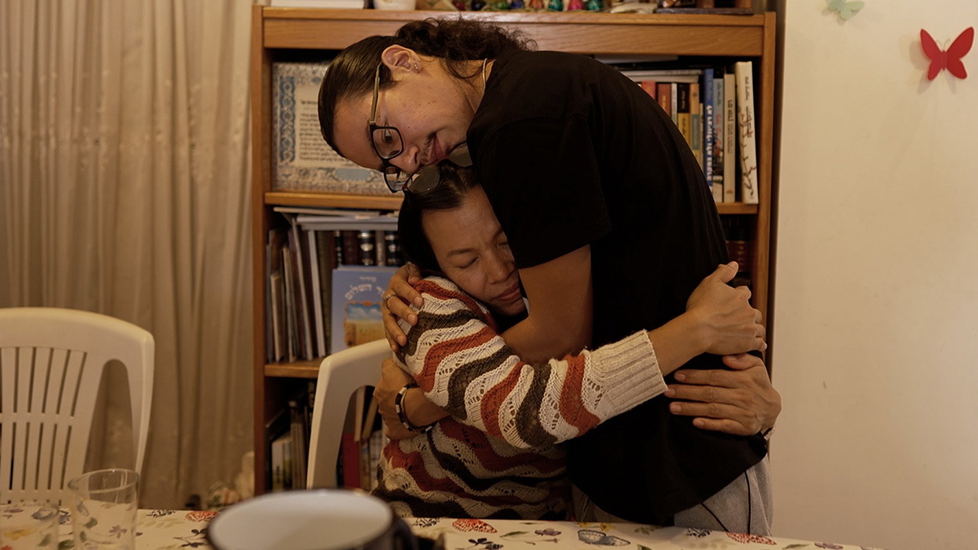 מאי מבקרת פצועים תאילנדים - וגם תומכת בבנה שניצל מהמסיבה