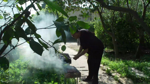 בצל הפחד: המשפחה הראשונה שחזרה לכפר עזה – עם שליחות