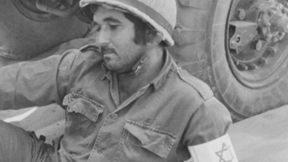 חיילים תופסים מחסה בזמן הפגזה